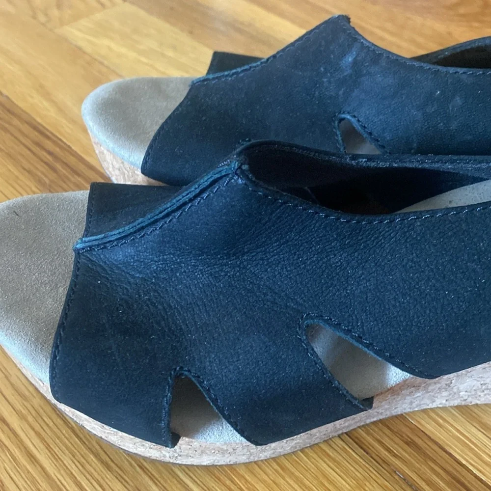 Clarks Women’s Black Wedge Sandals Size 8 - Picture 3 of 9